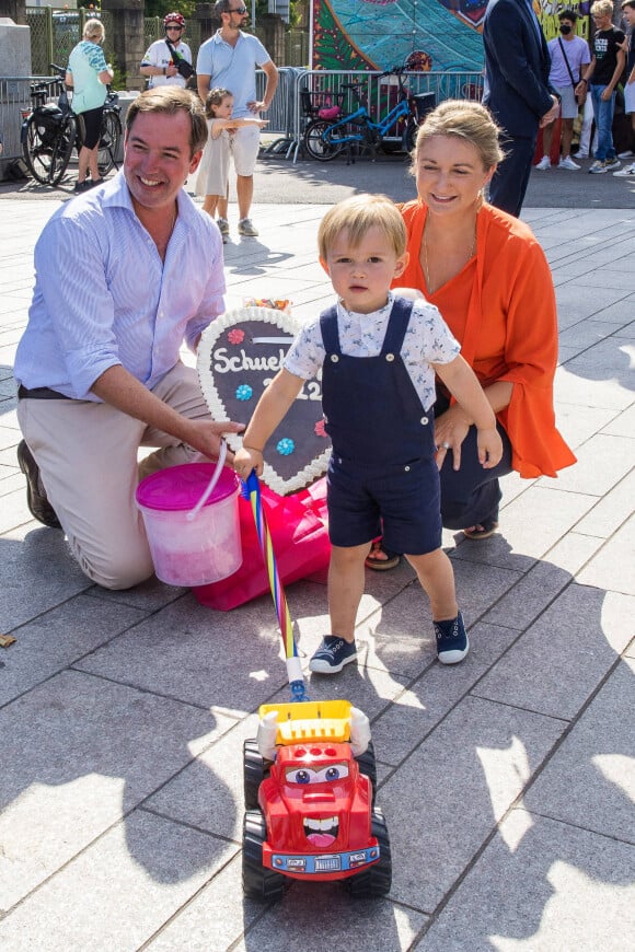 Le prince Guillaume, grand-duc héritier de Luxembourg, la comtesse Stéphanie de Lannoy, grande-duchesse héritière de Luxembourg et le prince Charles visitent la traditionnelle fête foraine luxembourgeoise Schueberfouer à Luxembourg, Luxembourg, le 6 septembre 2022 