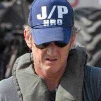 Haïti : Sean Penn, admirable et solidaire, met la main à la pâte pour aider les sinistrés...