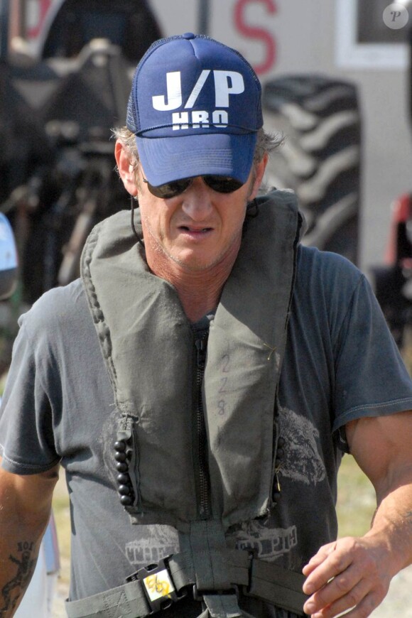 Sean Penn aide à charger des médicaments et de la nourriture pour les sinistrés d'Haïti au nom de la Jenkins-Penn Haitian Relief Organization, à Cap Haïtian, le 7 février 2010.