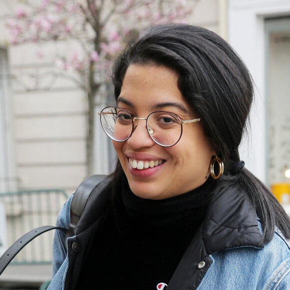 Exclusif - Melha Bedia, la soeur de Ramzy, arrive aux studios de la radio RTL à Paris le 12 mars 2020. © Panoramic / Bestimage 