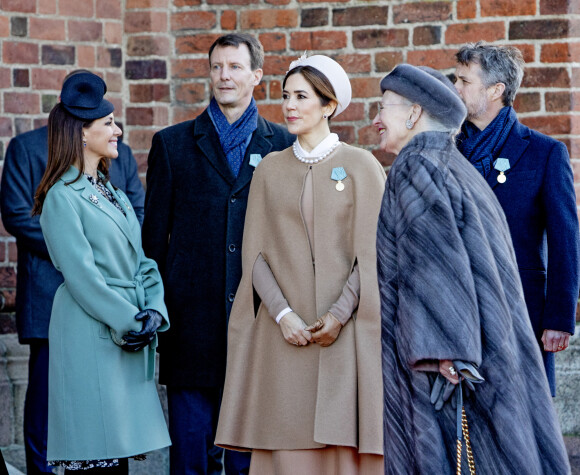 La reine Margrethe II de Danemark, le prince Frederik et la princesse Mary de Danemark, la princesse Marie et le prince Joachim de Danemark - Cérémonie de dépôt de gerbe à l'occasion du 50ème anniversaire de la mort de Frederik IX. et la reine Ingrid sur la tombe de la cathédrale de Roskilde dans le cadre des célébrations du 50ème jubilé de la reine danoise à Roskilde, au Danemark, le 14 janvier 2022. 