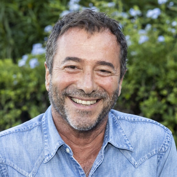 Exclusif - Bernard Montiel - Le triomphe de Patrick Bruel avec 6 rappels (les locations étaient complètes) en concert en acoustique au théâtre de Verdure pour l'ouverture du festival de Ramatuelle le 1er aout 2022. © Cyril Bruneau/Festival de Ramatuelle/Bestimage 