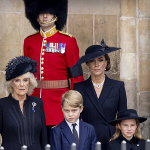 La reine consort Camilla Parker Bowles, le prince George et la princesse Charlotte, Kate Catherine Middleton, princesse de Galles - Arrivées au service funéraire à l'Abbaye de Westminster pour les funérailles d'Etat de la reine Elizabeth II d'Angleterre. Le 19 septembre 2022 