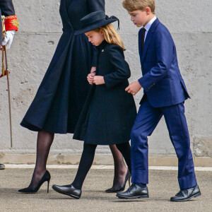 Kate Catherine Middleton, princesse de Galles (robe Alexander McQueen), la princesse Charlotte et le prince George - Procession du cercueil de la reine Elizabeth II d'Angleterre de l'Abbaye de Westminster à Wellington Arch à Hyde Park Corner. Le 19 septembre 2022 