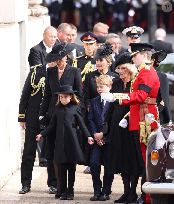 La princesse Charlotte, le prince Geroge, Kate Catherine Middleton, princesse de Galles, la reine consort Camilla Parker Bowles, la comtesse Sophie de Wessex - Procession du cercueil de la reine Elizabeth II d'Angleterre de l'Abbaye de Westminster à Wellington Arch à Hyde Park Corner. Le 19 septembre 2022. 