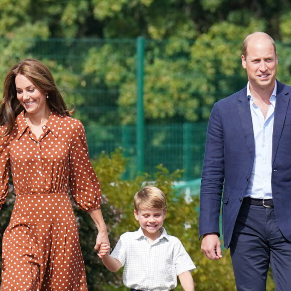 Le prince William, duc de Cambridge et Catherine Kate Middleton, duchesse de Cambridge accompagnent leurs enfants George, Charlotte et Louis à l'école Lambrook le 7 septembre 2022. 