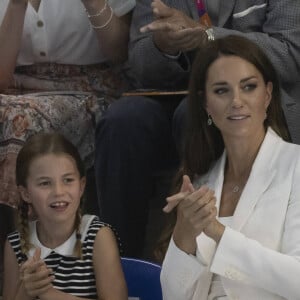 Le prince William, duc de Cambridge, et Catherine (Kate) Middleton, duchesse de Cambridge, avec la princesse Charlotte de Cambridge assistent au Jeux du Commonwealth au centre sportif de l'Université de Birmingham le 2 aout 2022.