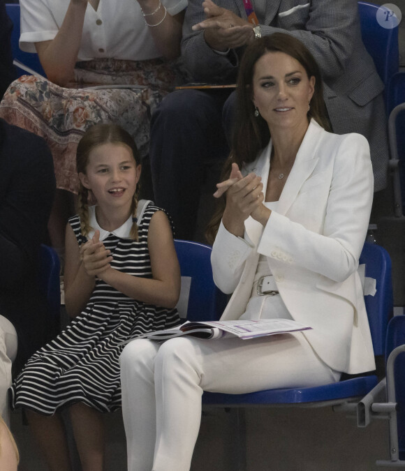 Le prince William, duc de Cambridge, et Catherine (Kate) Middleton, duchesse de Cambridge, avec la princesse Charlotte de Cambridge assistent au Jeux du Commonwealth au centre sportif de l'Université de Birmingham le 2 aout 2022.