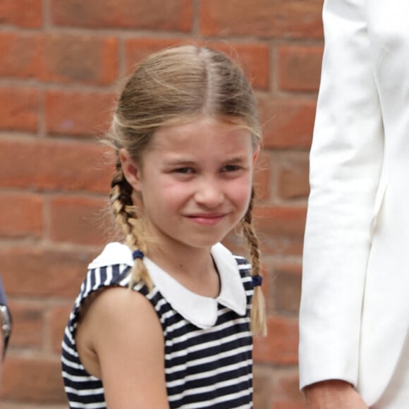 Le prince William, duc de Cambridge, et Catherine (Kate) Middleton, duchesse de Cambridge, avec la princesse Charlotte de Cambridge visitent l'association "SportsAid House" en marge des Jeux du Commonwealth de Birmingham, le 2 août 2022. 