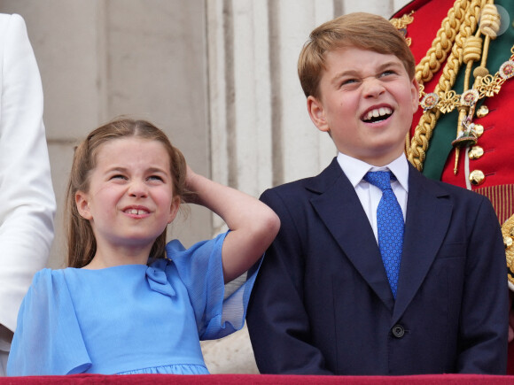 La princesse Charlotte et le prince George de Cambridge - Les membres de la famille royale regardent le défilé Trooping the Colour depuis un balcon du palais de Buckingham à Londres lors des célébrations du jubilé de platine de la reine le 2 juin 2022. 