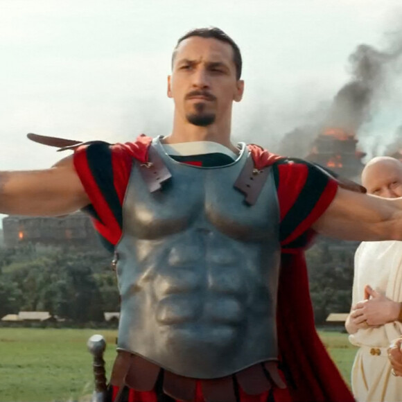 Les premières images du centurion Zlatan Ibrahimovic dans le film "Astérix et Obélix : l'Empire du milieu". Comme prévu, on retrouve aussi une star du ballon rond à l'affiche, un certain Zlatan Ibrahimovic. Lequel se fait une joie de relayer ces images, une vidéo de 1'18, sur ses réseaux sociaux. "Bientôt", se réjouit le Suédois de 40 ans. Et d'ajouter, en français dans le texte : "Vive la France". Casting cinq étoiles, mais aussi VRP cinq étoiles en la personne de ce footballeur superstar, avec ses 8,5 millions d'abonnés sur Twitter et 55,7 millions sur Instagram...