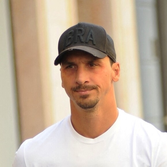 Exclusif - Zlatan Ibrahimovic, blessé au genou gauche, va déjeuner au restaurant Salumaio di Montenapoleone à Milan avec des amis le 9 septembre 2022.