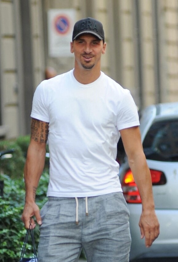 Exclusif - Zlatan Ibrahimovic, blessé au genou gauche, va déjeuner au restaurant Salumaio di Montenapoleone à Milan avec des amis le 9 septembre 2022.