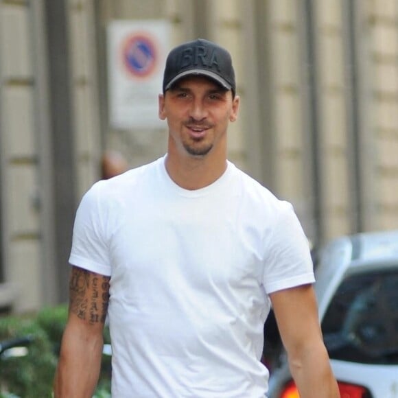 Exclusif - Zlatan Ibrahimovic, blessé au genou gauche, va déjeuner au restaurant Salumaio di Montenapoleone à Milan avec des amis le 9 septembre 2022.