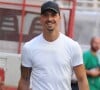 Exclusif - Zlatan Ibrahimovic, blessé au genou gauche, va déjeuner au restaurant Salumaio di Montenapoleone à Milan avec des amis le 9 septembre 2022.
