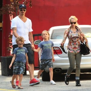 Zlatan Ibrahimovic, sa compagne Helena Seger et leurs fils Maximilian et Vincent dans les rues de Manhattan à New York, le 25 juin 2014