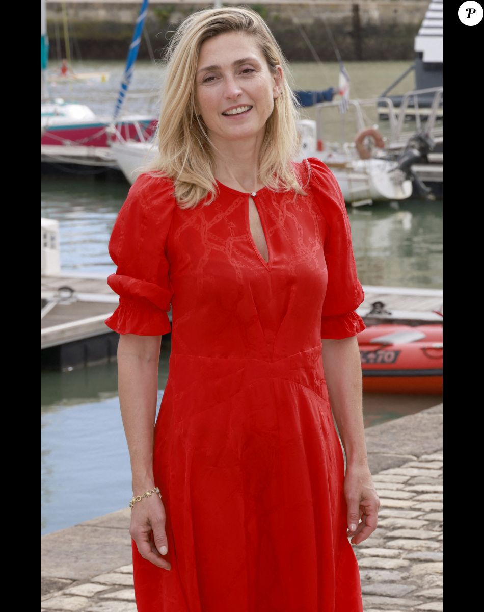 Julie Gayet - Photocall de "L'histoire de Annette Zelman" lors de la 24e édition du Festival de la Fiction TV de La Rochelle. Le 14 septembre 2022. © Christophe Aubert via Bestimage