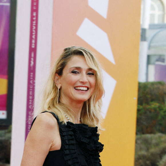 Julie Gayet à la première de "God's Country" et de la remise du "Deauville Talent Award" lors de la 48e édition du festival du film américain de Deauville le 6 septembre 2022. © Denis Guignebourg / Bestimage