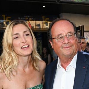 Julie Gayet et son mari François Hollande lors du 15e festival du film francophone de Angoulême au cinéma CGR à Angoulême, le 26 août 2022. © Coadic Guirec/Bestimage