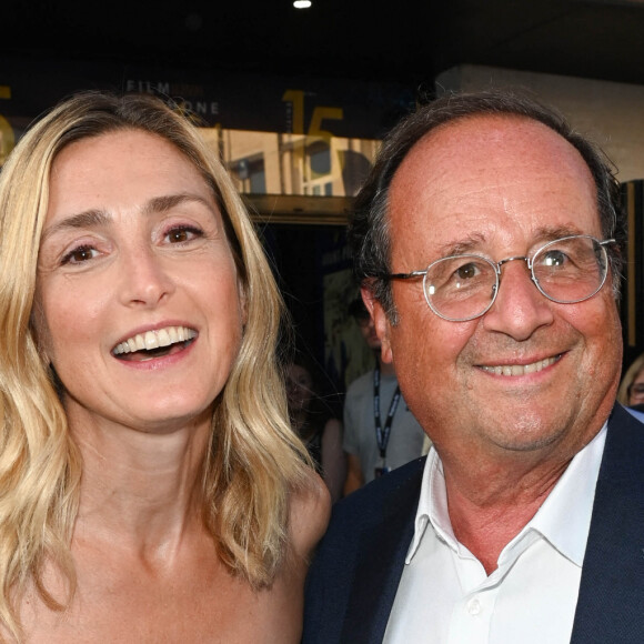 Julie Gayet et son mari François Hollande lors du 15e festival du film francophone de Angoulême (jour 4) au cinéma CGR à Angoulême, le 26 août 2022. © Coadic Guirec/Bestimage 