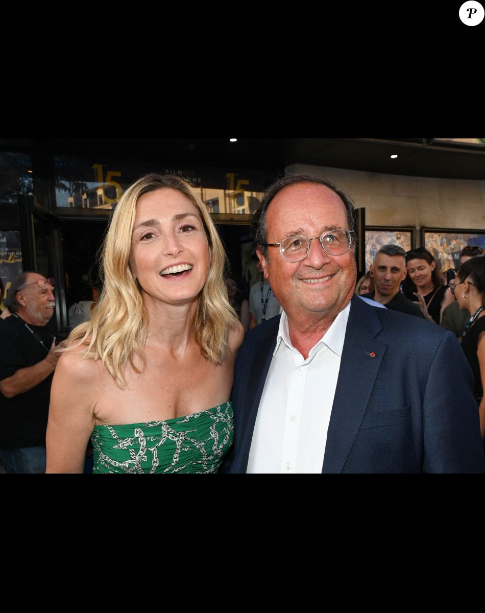 Julie Gayet et son mari François Hollande lors du 15e festival du film francophone de Angoulême (jour 4) au cinéma CGR à Angoulême, le 26 août 2022. © Coadic Guirec/Bestimage