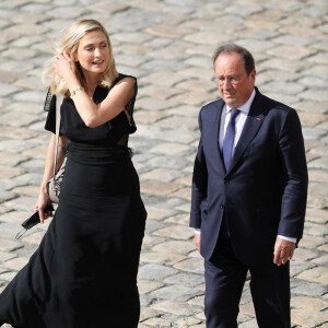 François Hollande et sa compagne Julie Gayet lors de la cérémonie d'hommage national à Jean-Paul Belmondo à l'Hôtel des Invalides à Paris, France, le 9 septembre 2021.