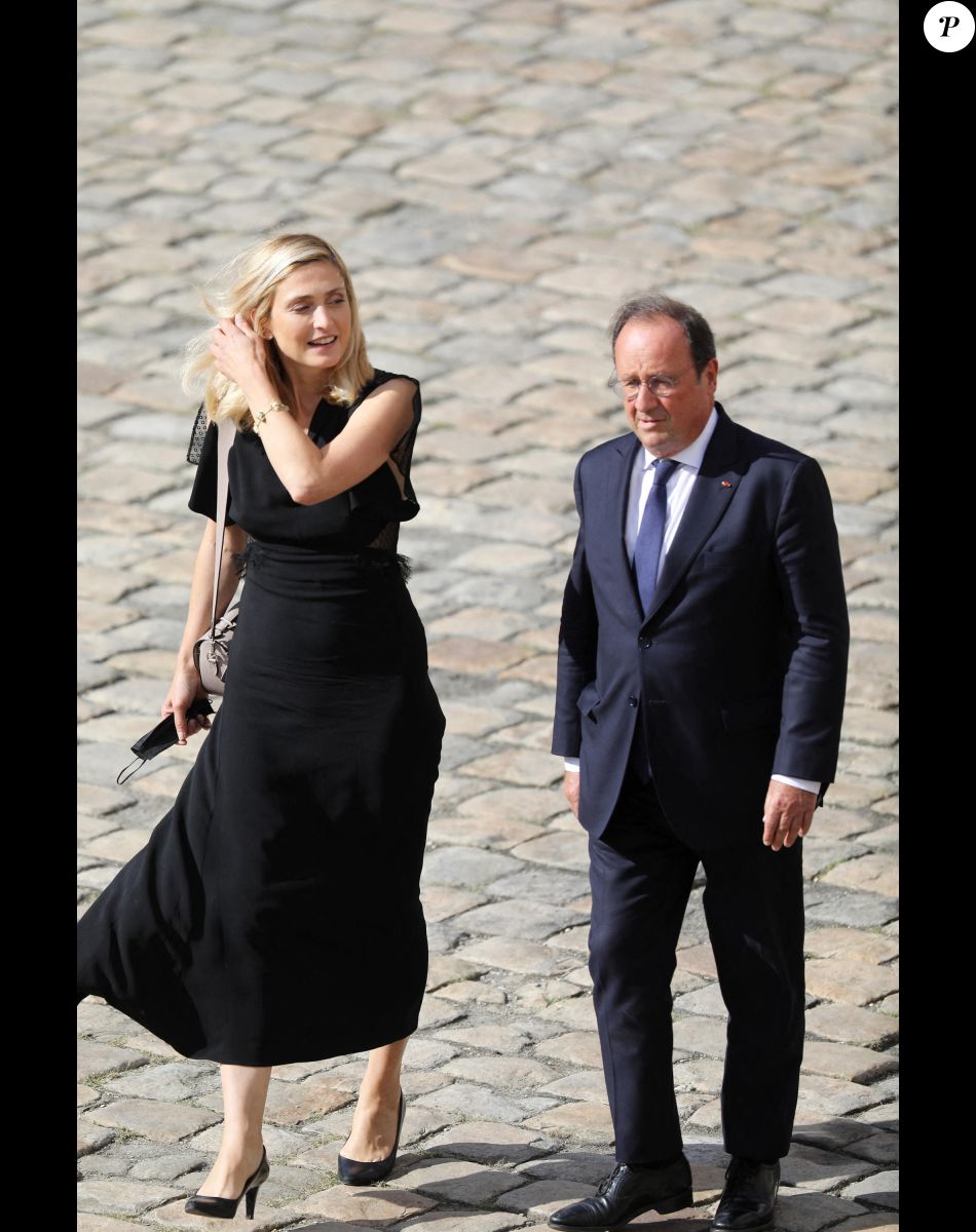 François Hollande et sa compagne Julie Gayet lors de la cérémonie d'hommage national à Jean-Paul Belmondo à l'Hôtel des Invalides à Paris, France, le 9 septembre 2021.