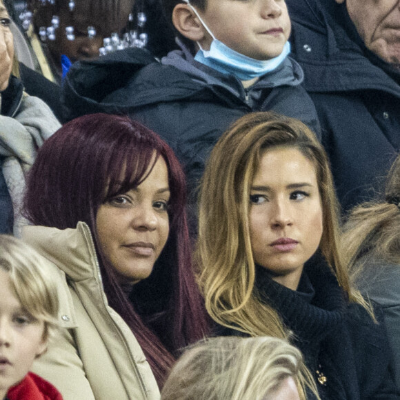 Chloé de Launay (compagne de K.Benzema) et Karim Benzema dans les tribunes lors du match de football de qualification pour la Coupe du monde 2022 entre la France et le Kazakhstan au stade Parc des Princes à Paris, France, le 13 novembre 2021. La France a gagné 8-0. © Cyril Moreau/Bestimage