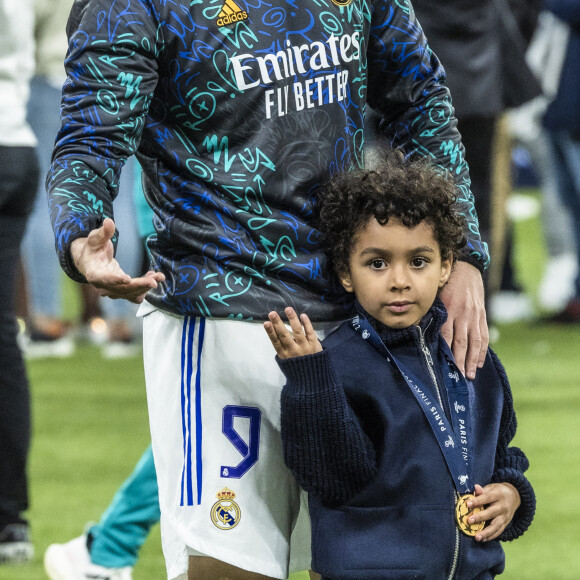 Karim Benzema et son fils Ibrahim - Les joueurs du Real Madrid célèbrent en famille la victoire de leur équipe face à Liverpool (1-0) en finale de la Ligue des champions au stade de France, le 28 mai 2022. Saint-Denis. © Cyril Moreau / Bestimage