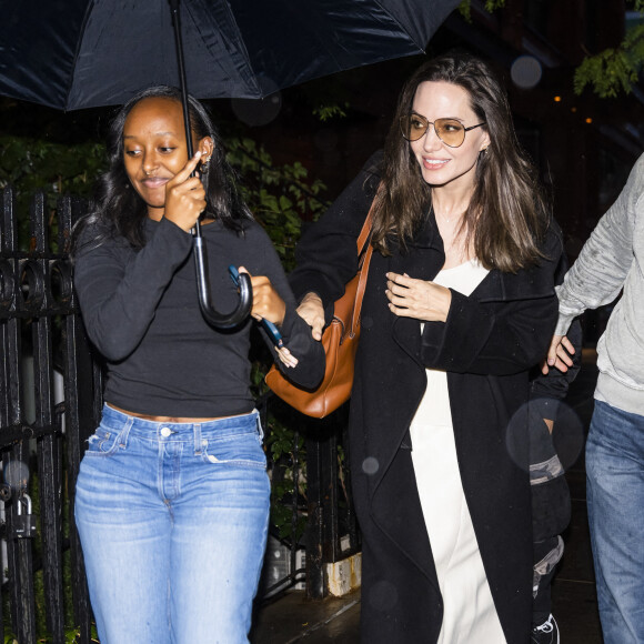 Angelina Jolie fait du shopping avec ses enfants Zahara et Maddox à New York.