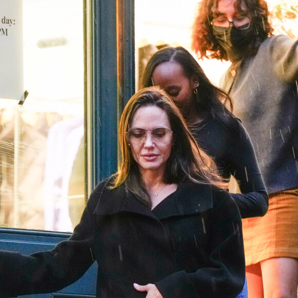 Angelina Jolie fait du shopping avec ses enfants Zahara et Maddox à New York.