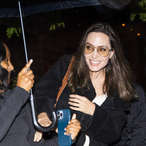 Angelina Jolie fait du shopping avec ses enfants Zahara et Maddox à New York.