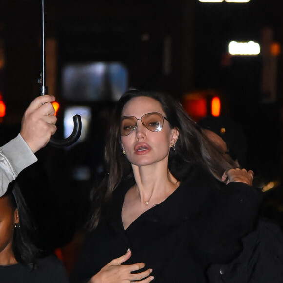 Angelina Jolie fait du shopping avec ses enfants Zahara et Maddox à New York.