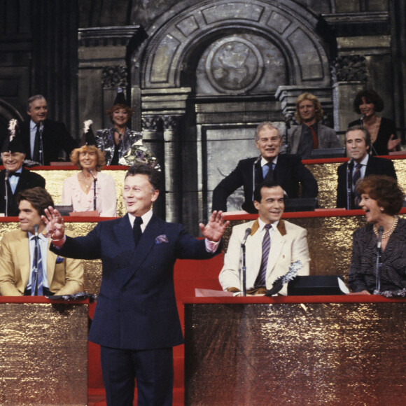 Archives - No Web - En France, à Paris, sur la scène du Palais des Congrès, lors de la 2500ème de l'émission "Les grosses Têtes", Philippe BOUVARD, Olivier DE KERSAUSON, Bernard TAPIE, Patrick BAUDRY, Gloria LASSO, Dominique PATUREL, Michel ROUX, Jean AMADOU, Jacques CHAZOT, Jean-Pierre RIVE, Denise FABRE. Novembre 1985 © Alain Canu via Bestimage