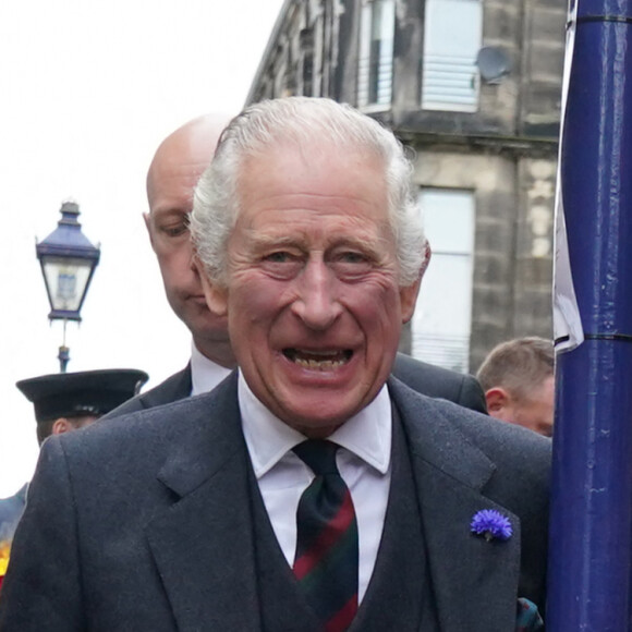 Bain de foule pour le roi Charles III d'Angleterre après la visite de l'abbaye de Dunfermline (Ecosse) pour marquer son 950ème anniversaire, le 3 octobre 2022.  Le roi Charles III d'Angleterre et Camilla Parker Bowles, reine consort d'Angleterre, visitent l'abbaye de Dunfermline, Écosse, Royaume Uni, le 3 octobre 2022, pour marquer son 950ème anniversaire, après avoir assisté à une réunion à la City Chambers pour marquer officiellement l'attribution du statut de ville à l'ancienne ville. 