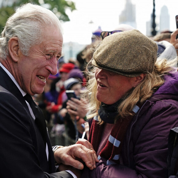 Le roi Charles III d'Angleterre rencontre les membres du public dans la file d'attente pour voir la reine Elizabeth II près de Lambeth Bridge à Londres, Royaume Uni, le 17 septembre 2022. 
