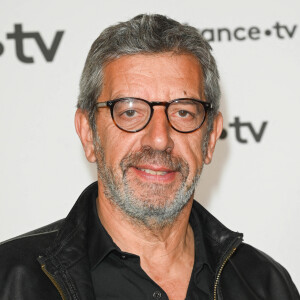 Michel Cymes au photocall pour la conférence de presse de rentrée de France TV à la Grande Halle de la Villette à Paris, France, le 6 juillet 2022. © Coadic Guirec/Bestimage 