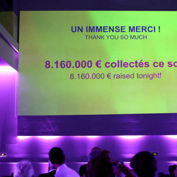 Exclusif - Illustration de la somme collectée pour la soirée - Le professeur S.Lyonnet, président de l'Institut des maladies génétiques, et le galériste K. Mennour ont organisé la 4ème édition de la soirée "Heroes for Imagine", une grande vente aux enchères d'oeuvres d'art, animée par G.Elmaleh et dirigée par Christie's, à l'institut Imagine, 24 boulevard du Montparnasse dans le 15ème arrondissement de Paris, France, le 12 septembre 2022. © Dominique Jacovides/Bestimage 