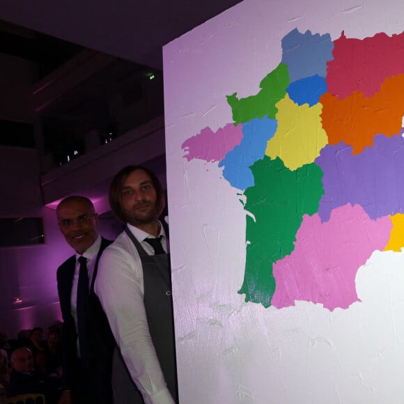 Exclusif - Prix Spécial- No tabloïd - No Web - Illustration du lot 38 Composition aux 13 couleurs de Bertrand Lavier - Le professeur S.Lyonnet, président de l'Institut des maladies génétiques, et le galériste K. Mennour ont organisé la 4ème édition de la soirée "Heroes for Imagine", une grande vente aux enchères d'oeuvres d'art, animée par G.Elmaleh et dirigée par Christie's, à l'institut Imagine, 24 boulevard du Montparnasse dans le 15ème arrondissement de Paris, France, le 12 septembre 2022. La vente aux enchères a rapporté plus de huit millions d'euros. "Grâce à HEROES, la recherche sur les maladies génétiques s'accélère, quels que soient les obstacles, au bénéfice des enfants malades et de leurs familles. Avec virtuosité et engagement, les chercheurs et les médecins de l'Institut Imagine, pratiquent la meilleure science d'aujourd'hui pour inventer la mailleure médecine de demain". © Dominique Jacovides/Bestimage 