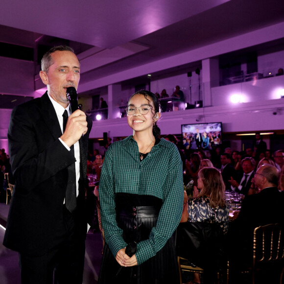 Exclusif - Prix Spécial- No tabloïd - No Web - Gad Elmaleh, Sanaa (The Voice Kids 2022, atteinte d'une maladie génétique rare) - Le professeur S.Lyonnet, président de l'Institut des maladies génétiques, et le galériste K. Mennour ont organisé la 4ème édition de la soirée "Heroes for Imagine", une grande vente aux enchères d'oeuvres d'art, animée par G.Elmaleh et dirigée par Christie's, à l'institut Imagine, 24 boulevard du Montparnasse dans le 15ème arrondissement de Paris, France, le 12 septembre 2022. La vente aux enchères a rapporté plus de huit millions d'euros. "Grâce à HEROES, la recherche sur les maladies génétiques s'accélère, quels que soient les obstacles, au bénéfice des enfants malades et de leurs familles. Avec virtuosité et engagement, les chercheurs et les médecins de l'Institut Imagine, pratiquent la meilleure science d'aujourd'hui pour inventer la mailleure médecine de demain". © Dominique Jacovides/Bestimage 