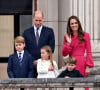 le prince William, duc de Cambridge, Catherine Kate Middleton, duchesse de Cambridge et leurs enfants le prince George, la princesse Charlotte et le prince Louis - La famille royale regarde la grande parade qui clôture les festivités du jubilé de platine de la reine à Londres le 5 juin 2022.