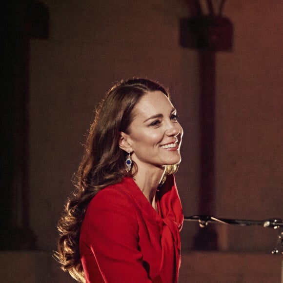 Info - Kate Middleton fête ses 40 ans le 9 janvier - Catherine (Kate) Middleton, duchesse de Cambridge, accompagne au piano Tom Walker, qui chante "For Those Who Can't Be Here", dans l'abbaye de Westminster, dans le cadre de l'enregistrement de l'émission "Together at Christmas", diffusée par ITV le soir du réveillon. Londres, le 23 décembre 2021.