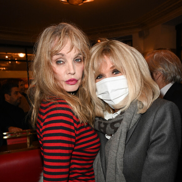 Arielle Dombasle et Brigitte Macron - Lancement du numéro 75 de la revue littéraire "La règle du jeu" au Café de Flore à Paris. Le 16 février 2022. © Coadic Guirec / Bestimage