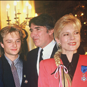 Sylvie Vartan entourée des siens : son fils David Hallyday et son ex-mari Johnny, son époux Tony Scotti en 1987
