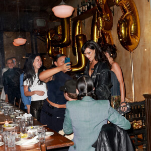 Bella Hadid à sa soirée d'anniversaire (26 ans) au restaurant "Lucali Pizza" à Brooklyn, le 9 octobre 2022. 