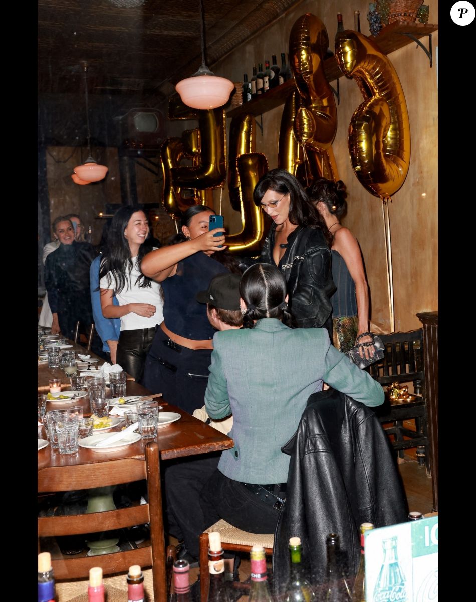 Bella Hadid à sa soirée d'anniversaire (26 ans) au restaurant "Lucali Pizza" à Brooklyn, le 9 octobre 2022.