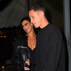Bella Hadid et son compagnon Marc Kalman arrivent à la soirée d'anniversaire (26 ans) au restaurant "Lucali Pizza" à Brooklyn, le 9 octobre 2022. 