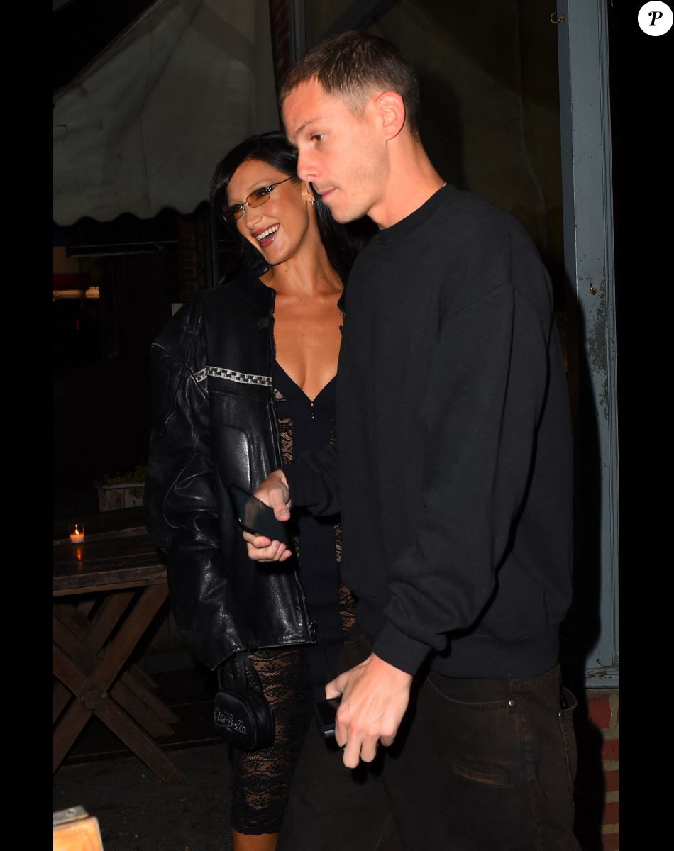 Bella Hadid et son compagnon Marc Kalman arrivent à la soirée d'anniversaire (26 ans) au restaurant "Lucali Pizza" à Brooklyn, le 9 octobre 2022.