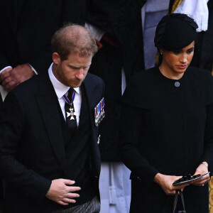 Le prince Harry, duc de Sussex et Meghan Markle, duchesse de Sussex - Sortie - Procession cérémonielle du cercueil de la reine Elisabeth II du palais de Buckingham à Westminster Hall à Londres, où les Britanniques et les touristes du monde entier pourront lui rendre hommage jusqu'à ses obsèques prévues le 19 septembre 2022. Le 14 septembre 2022. 