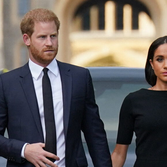 Le prince Harry, duc de Sussex et Meghan Markle, duchesse de Sussex à la rencontre de la foule devant le château de Windsor, suite au décès de la reine Elisabeth II d'Angleterre. Le 10 septembre 2022 